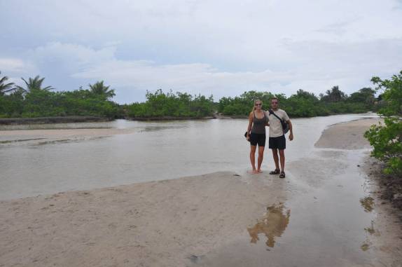 Cruzando igarapé em Atins, nos Lençóis Maranhenses - MA